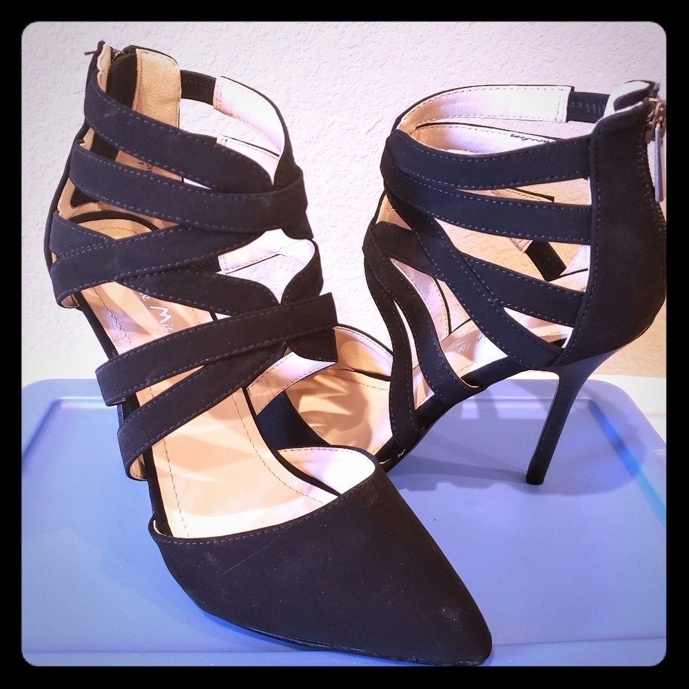 Black pumps